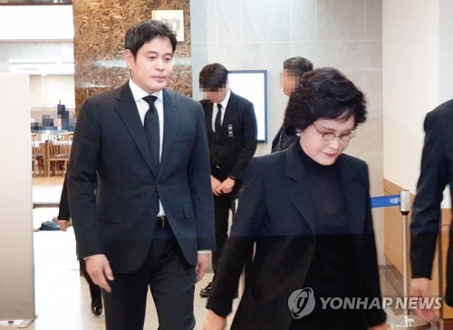 신세계 이명희-정용진, 고 구자경 LG 명예회장 조문