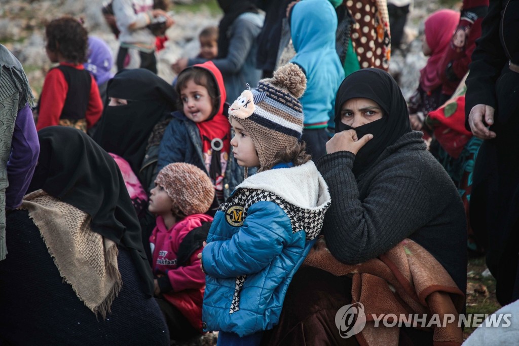 구호물자 기다리는 시리아 이들립 난민들