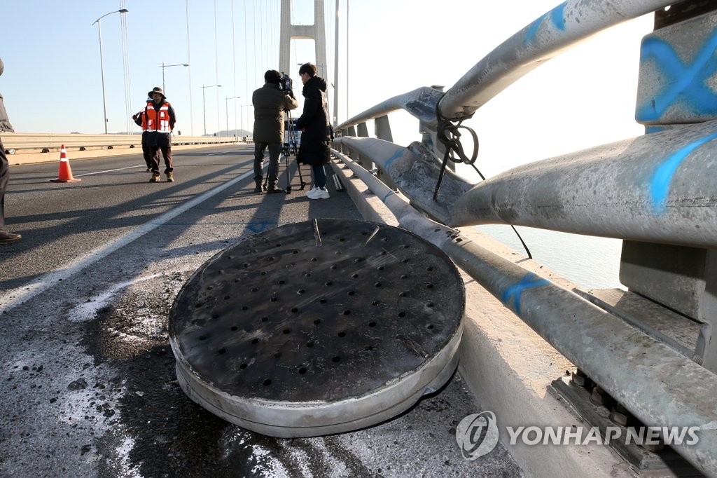 폭발 충격으로 날아온 쇳덩이