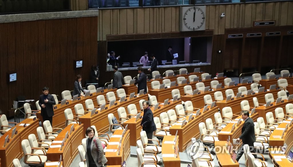 필리버스터 자동 종료 후 자리 떠나는 의원들