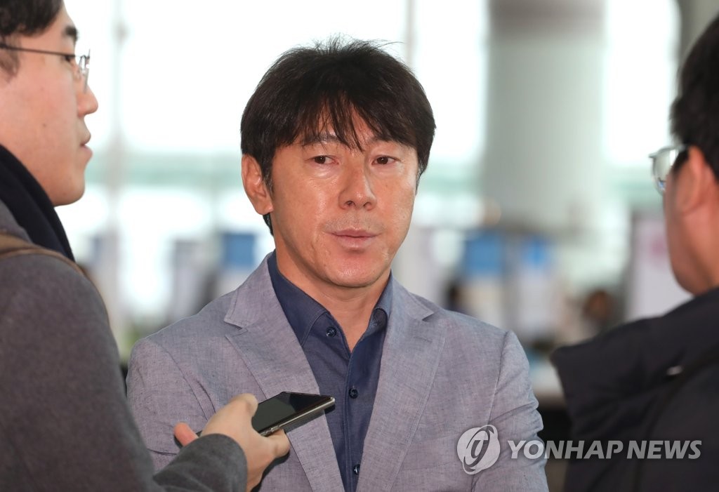 답변하는 신태용 감독