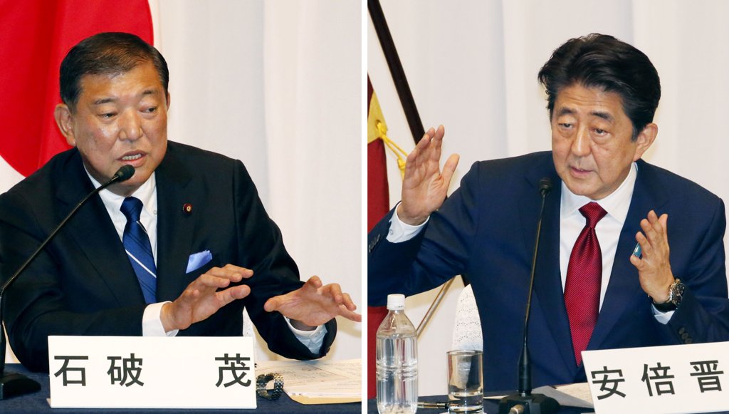 이시바 시게루(왼쪽) 전 자민당 간사장과 아베 신조 일본 총리 [교도=연합뉴스 자료사진]