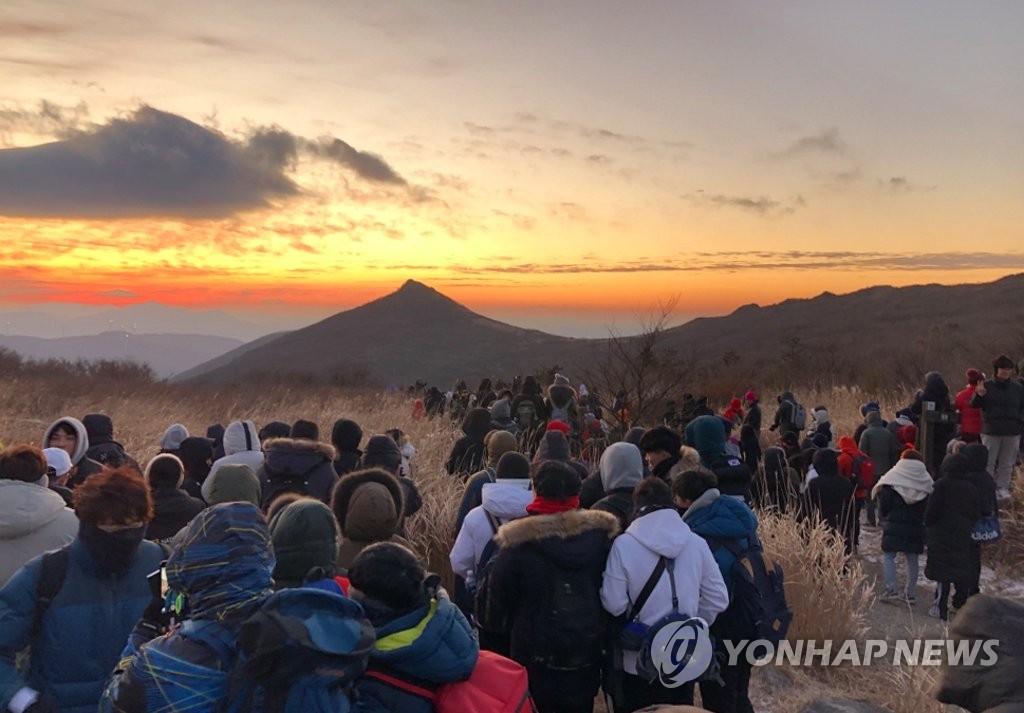 무등산에서 맞이하는 경자년 첫 태양
