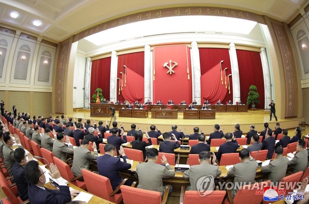 경청하는 북한 전원회의 참석자들