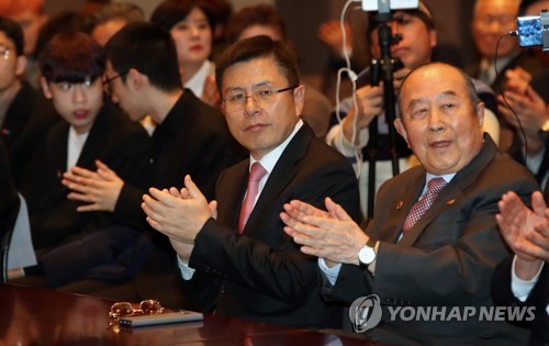 박수 치는 황교안 대표
