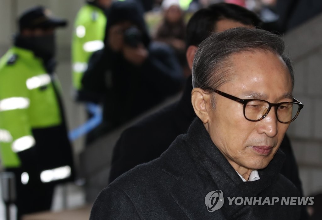 Former President Lee Myung-bak heads to a Seoul court on Jan. 8, 2020, to attend a hearing in which prosecutors demanded a 23-year jail term on bribery and embezzlement charges. (Yonhap)