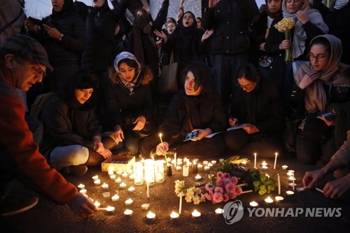 우크라이나 여객기 희생자 추모하는 이란 시민들