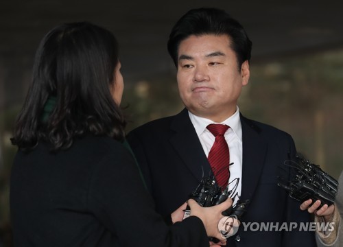 질문에 답하는 원유철