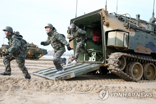뛰어서 내리는 캠프 참가자