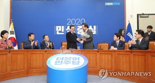 환영 꽃다발 받는 이낙연 전 국무총리