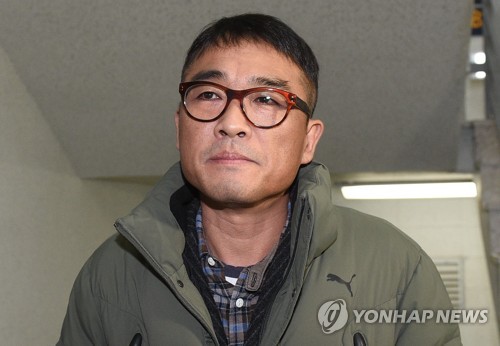 서울 강남경찰서 출석하는 김건모