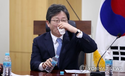 물 마시는 유승민