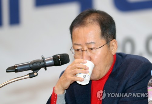물 마시는 홍준표