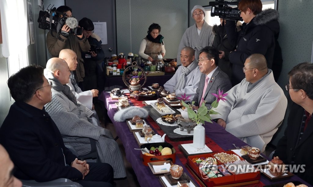 스님들과 의견 나누는 박양우 장관