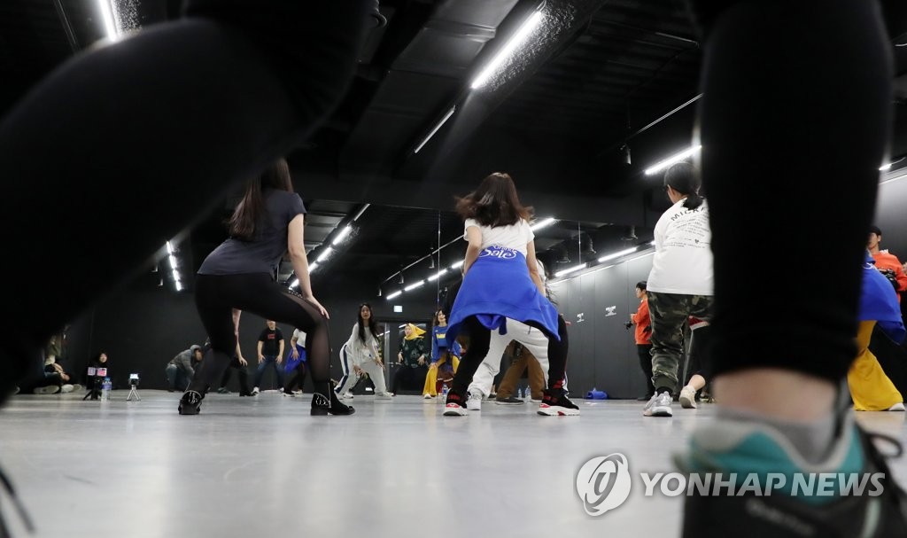 K팝 댄스 배우는 외국인 인플루언서들
