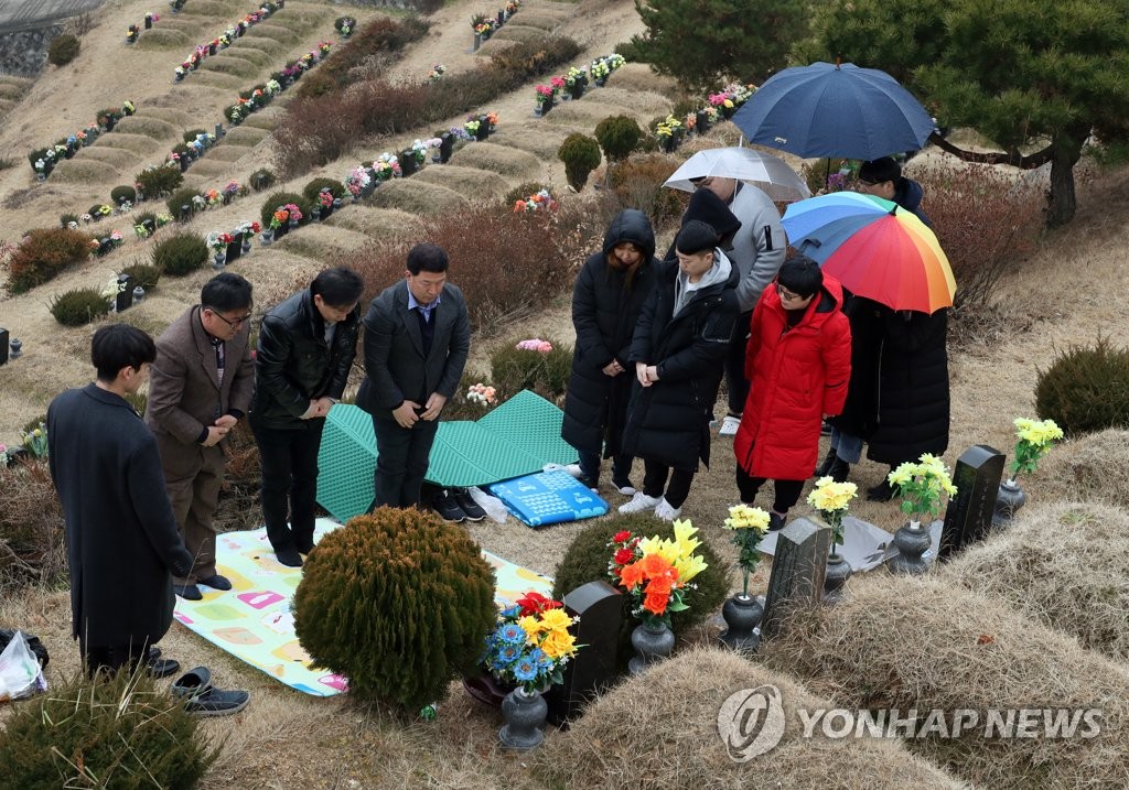 설 앞두고 성묘하는 후손들