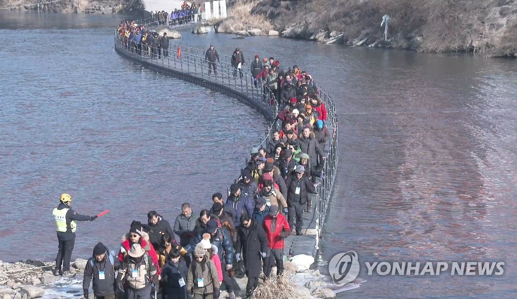 '겨울을 달린다'…철원 한탄강 얼음트레킹 축제