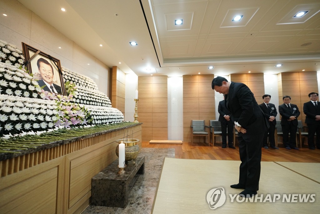 아버지 영정에 절 올리는 신동빈 롯데그룹 회장