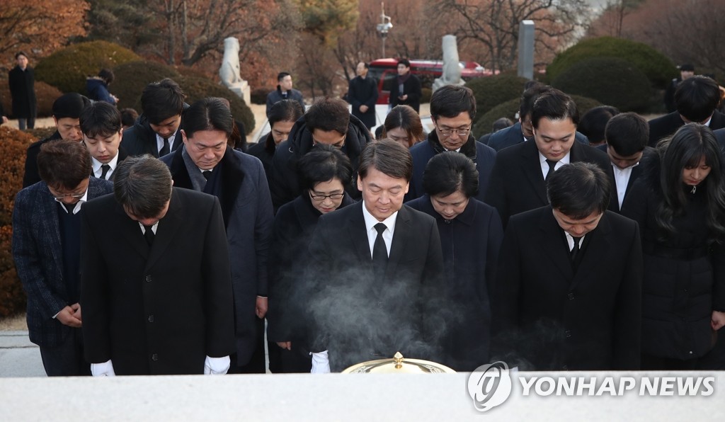 이승만 전 대통령 묘소 참배하는 안철수