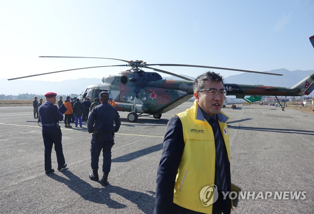 사고 현장으로 이륙 준비하는 네팔군 헬기