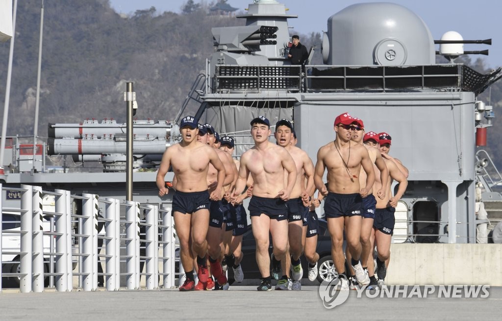 겨울바람 가르며 구보하는 해군 대원들