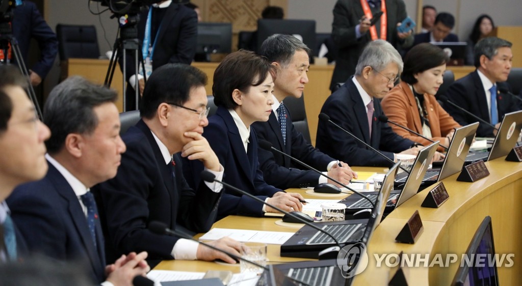 문 대통령 발언 듣는 김현미 장관