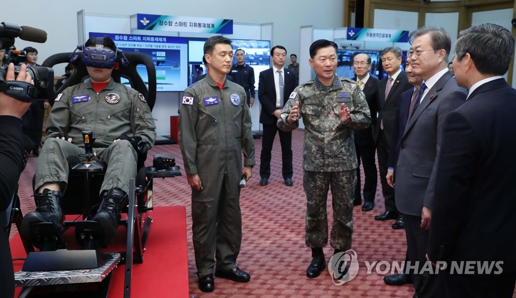 스마트 국방혁신 시연 관람하는 문 대통령