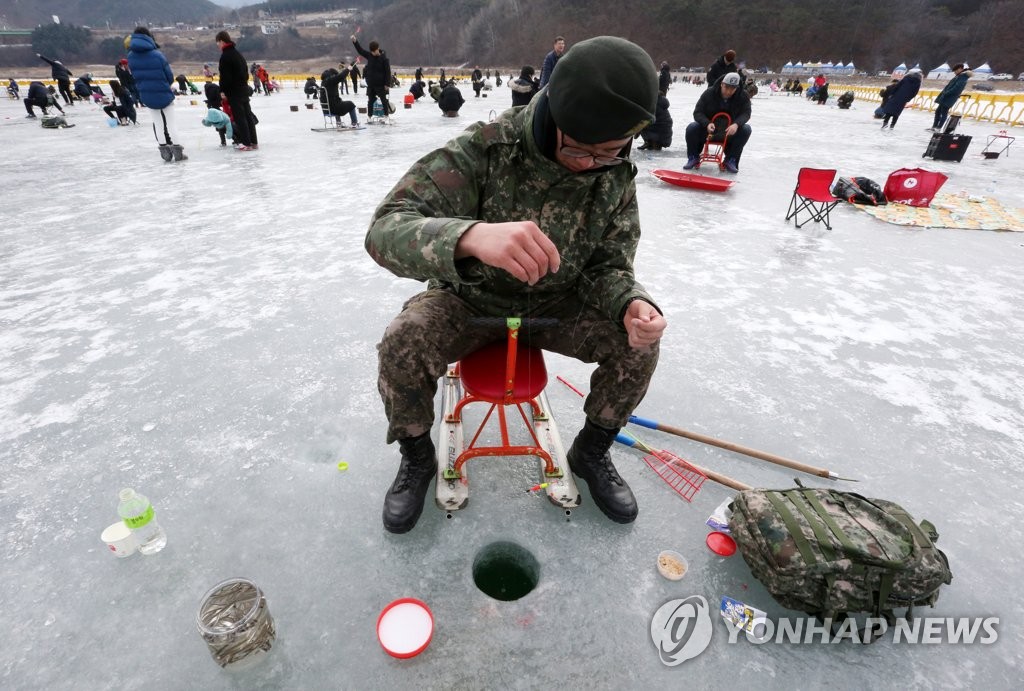 군 장병 빙어 낚시 삼매경