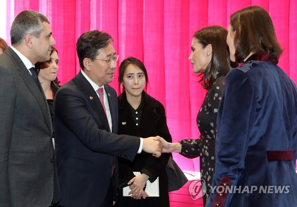 스페인 왕비와 인사하는 박양우 문체부 장관