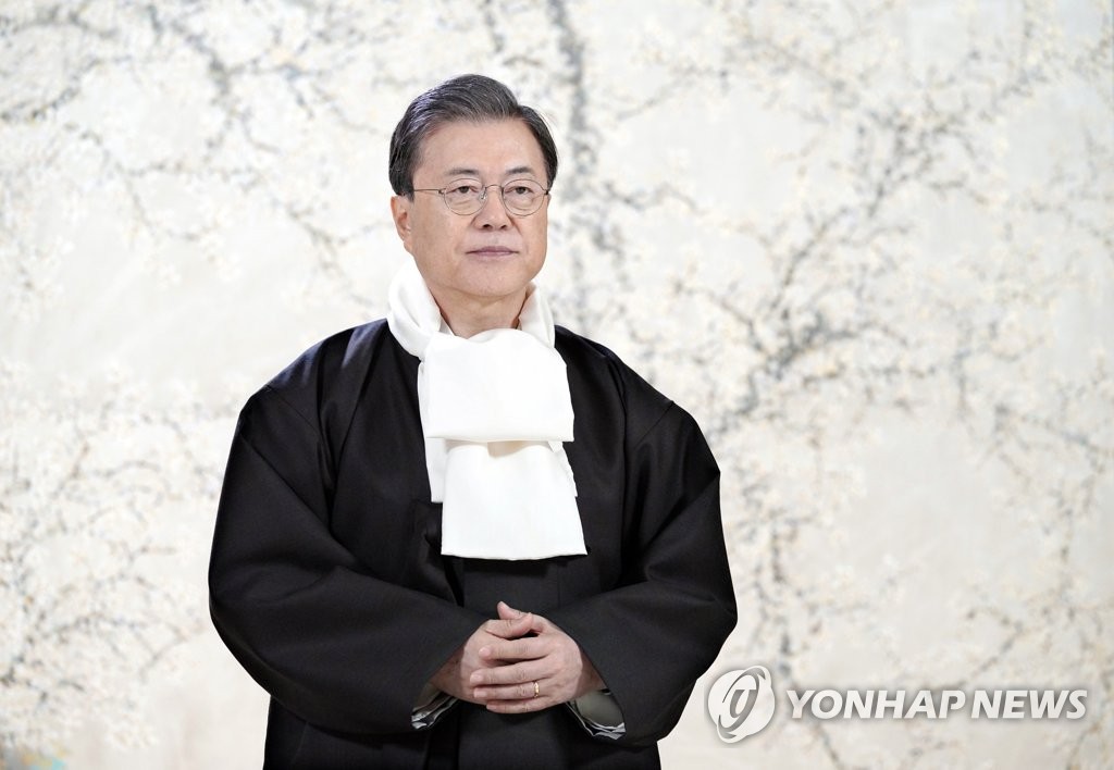 President Moon Jae-in, clad in traditional Korean clothing, sends his Lunar New Year greetings to South Korean people in a video message in this photo released by Cheong Wa Dae. (PHOTO NOT FOR SALE) (Yonhap)