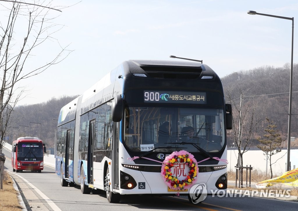 Electric articulated buses start operation Electric articulated buses start operation
