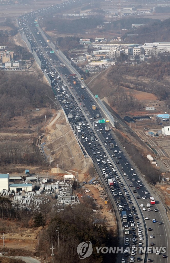 하늘에서 본 귀성차량 행렬