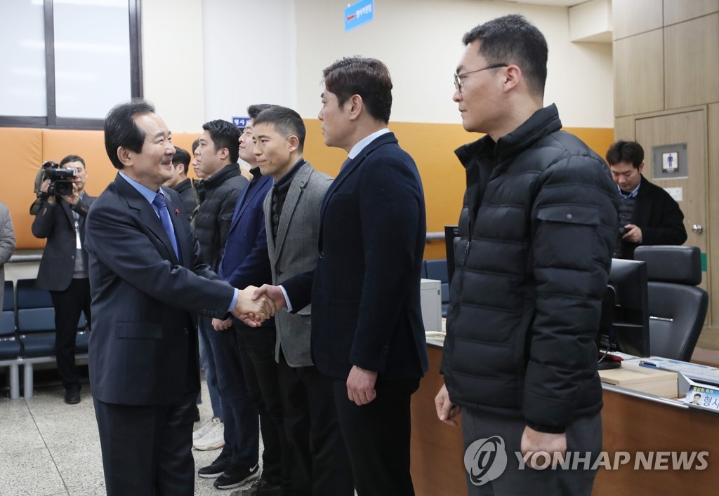 중부경찰서 경찰들 격려하는 정 총리