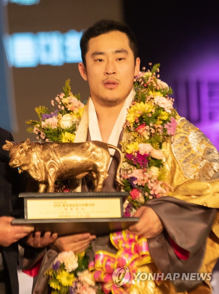 태백장사 트로피를 거머쥔 윤필재