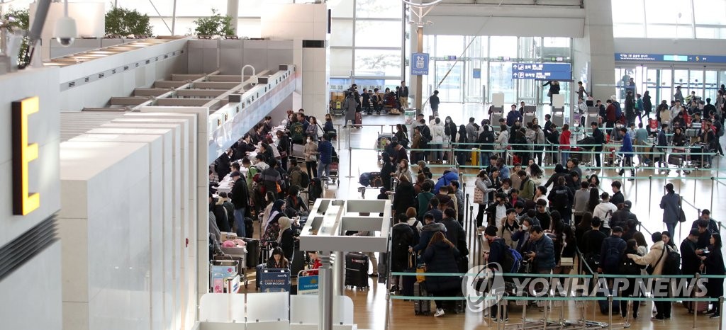 大勢の人で混み合う仁川空港の出発カウンター（資料写真）＝（聯合ニュース）