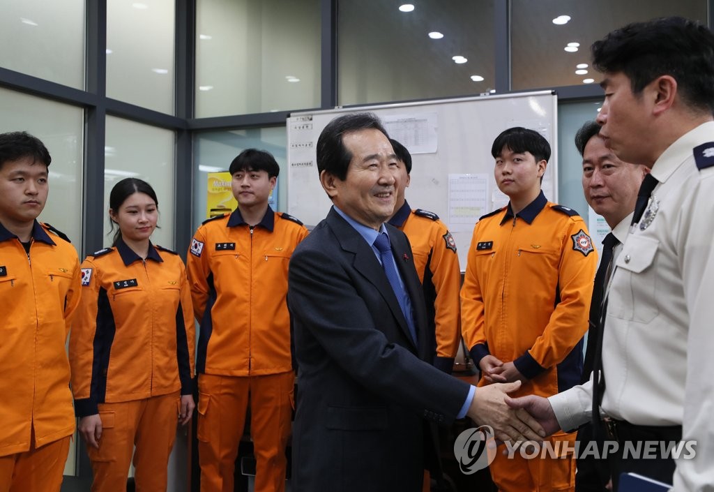 PM meets emergency response personnel ahead of holiday PM meets emergency response personnel ahead of holiday