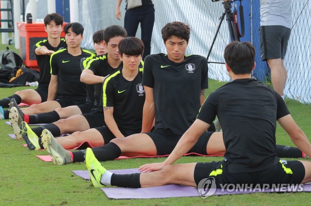 스트레칭 하는 호주전 승리 주역들