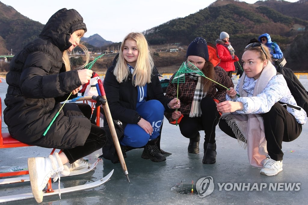 외국인도 즐기는 빙어 얼음낚시