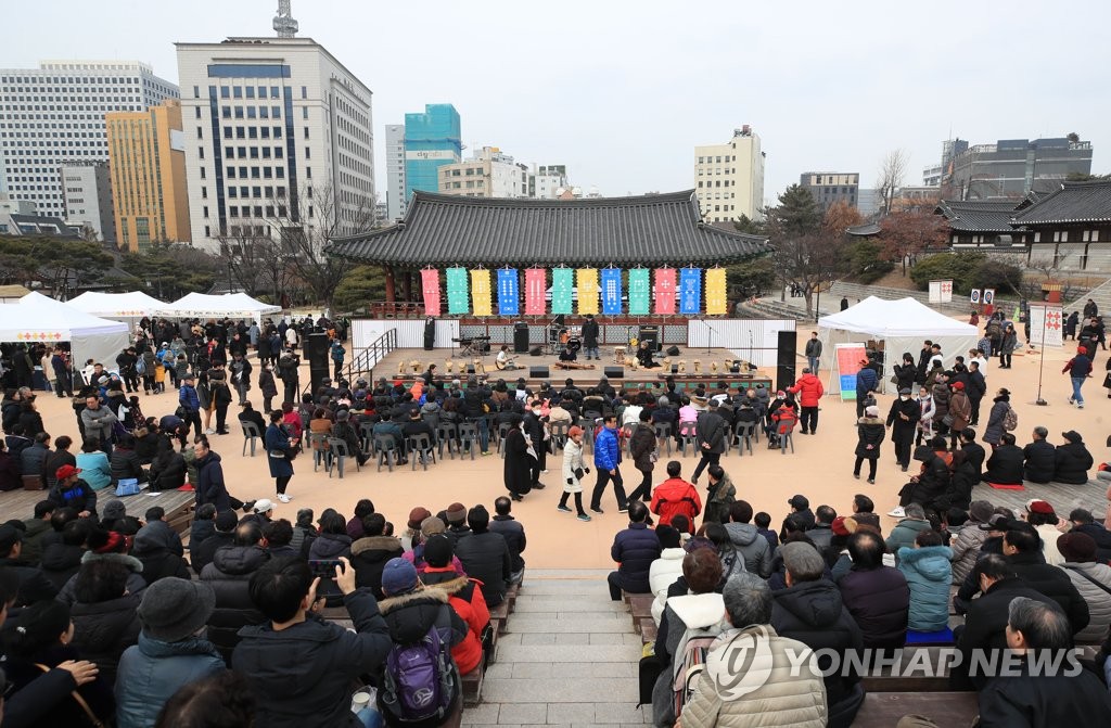 설맞아 붐비는 남산 한옥마을