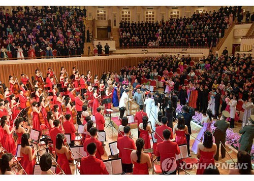 김정은, 가족과 설 공연 관람…고모 김경희도 참석