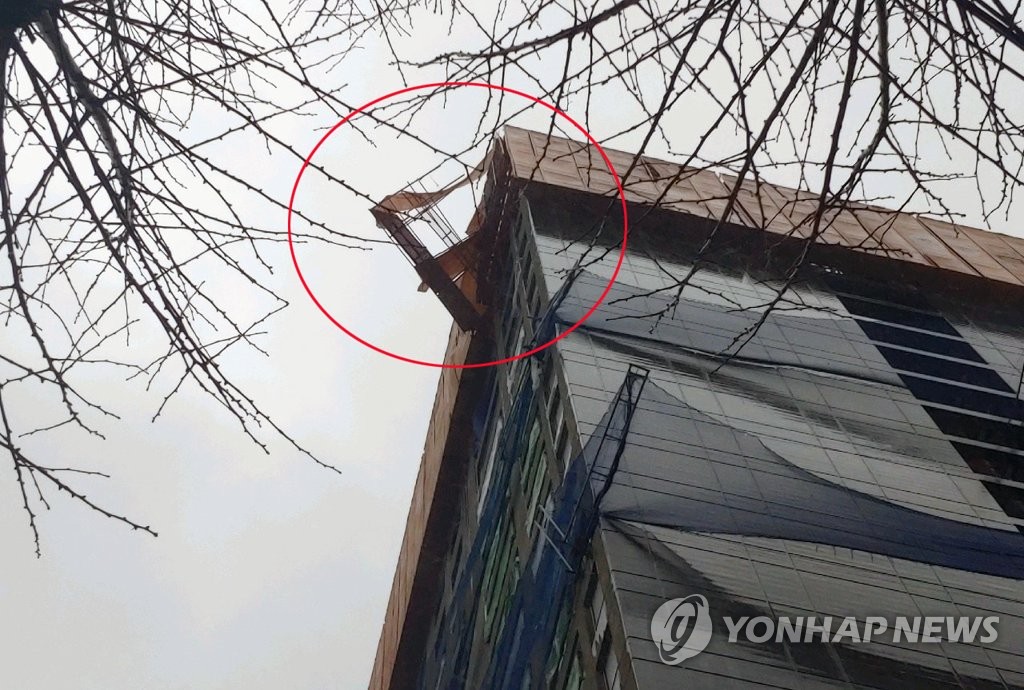 아파트 23층 높이 철제안전펜스 위태위태