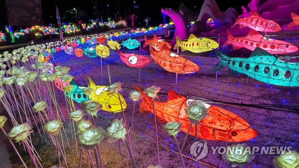 밤거리 유영하는 산천어