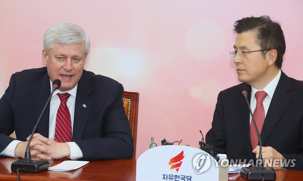 인사말하는 스티븐 하퍼 IDU 의장