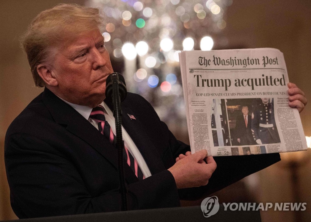 '탄핵 무죄' 신문 보여주는 트럼프 대통령