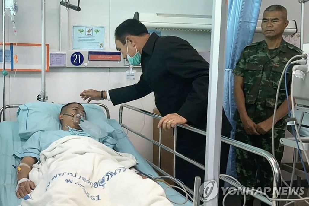 쇼핑몰 '총기난사' 부상자 위문하는 태국 총리