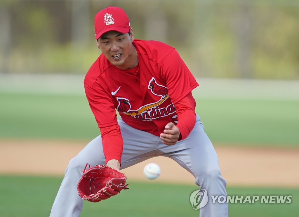 Kim Kwang-hyun of the St. Louis Cardinals takes part in a fielding drill at Roger Dean Chevrolet Stadium in Jupiter, Florida, on Feb. 12, 2020. (Yonhap)