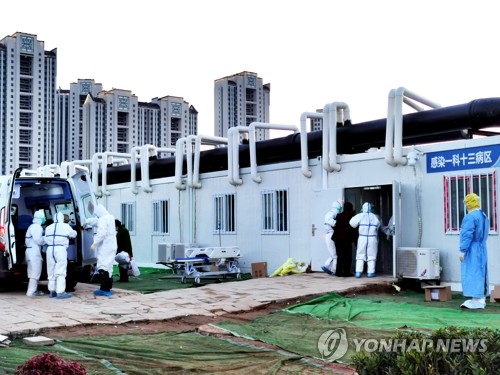 코로나19 환자 집단 수용하는 우한 병원