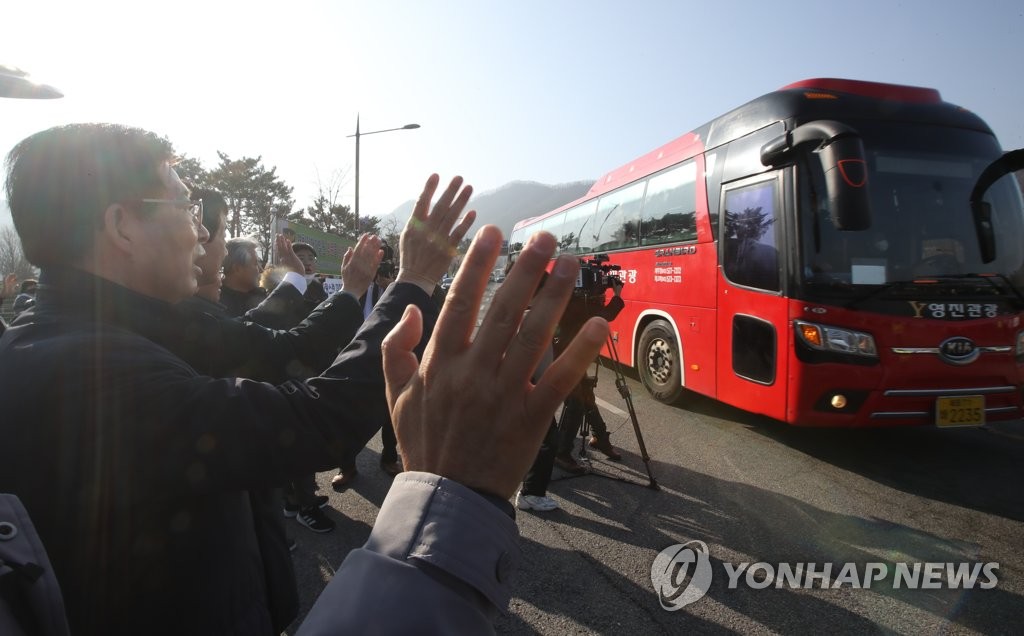 우한교민들 환송하는 충남지사
