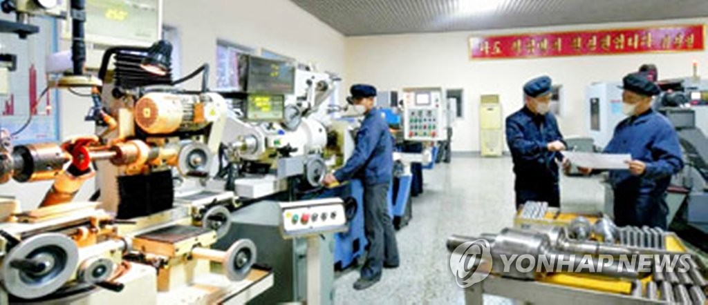 This image, from the website of North Korea's official newspaper, Rodong Sinmun, shows North Korean workers at a textile mill in Pyongyang. The Bank of Korea on July 27, 2020, said in a report that the North's economy is estimated to have grown at an annual average of 4.7 percent between 1956-1989, with its per capita income growing at one of the world's slowest rates over the cited period. (PHOTO NOT FOR SALE) (Yonhap)