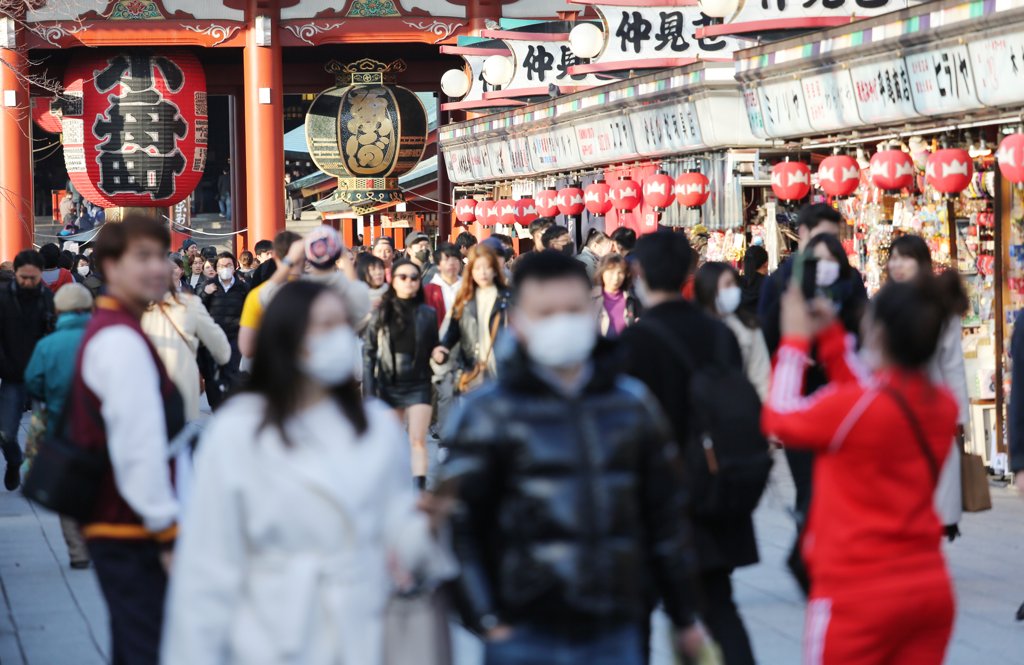 (도쿄=연합뉴스) 이세원 특파원 = 17일 오후 신종 코로나바이러스 감염증(코로나19)이 확산하는 가운데 일본 도쿄도 다이토구 소재 센소지(淺草寺) 입구에서 마스크를 착용하지 않은 시민들이 여럿 지나다니고 있다.